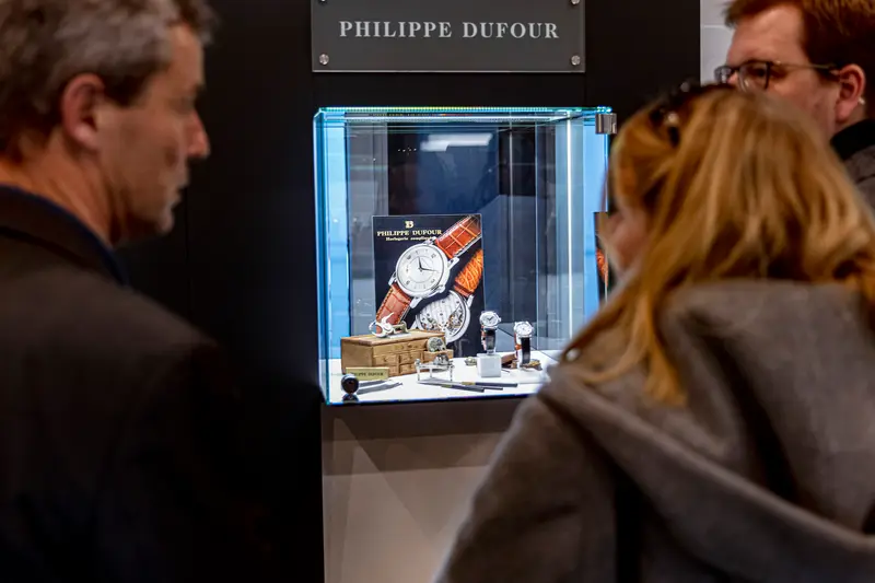 Des clients devant la vitrine Philippe Dufour, dans la boutique
