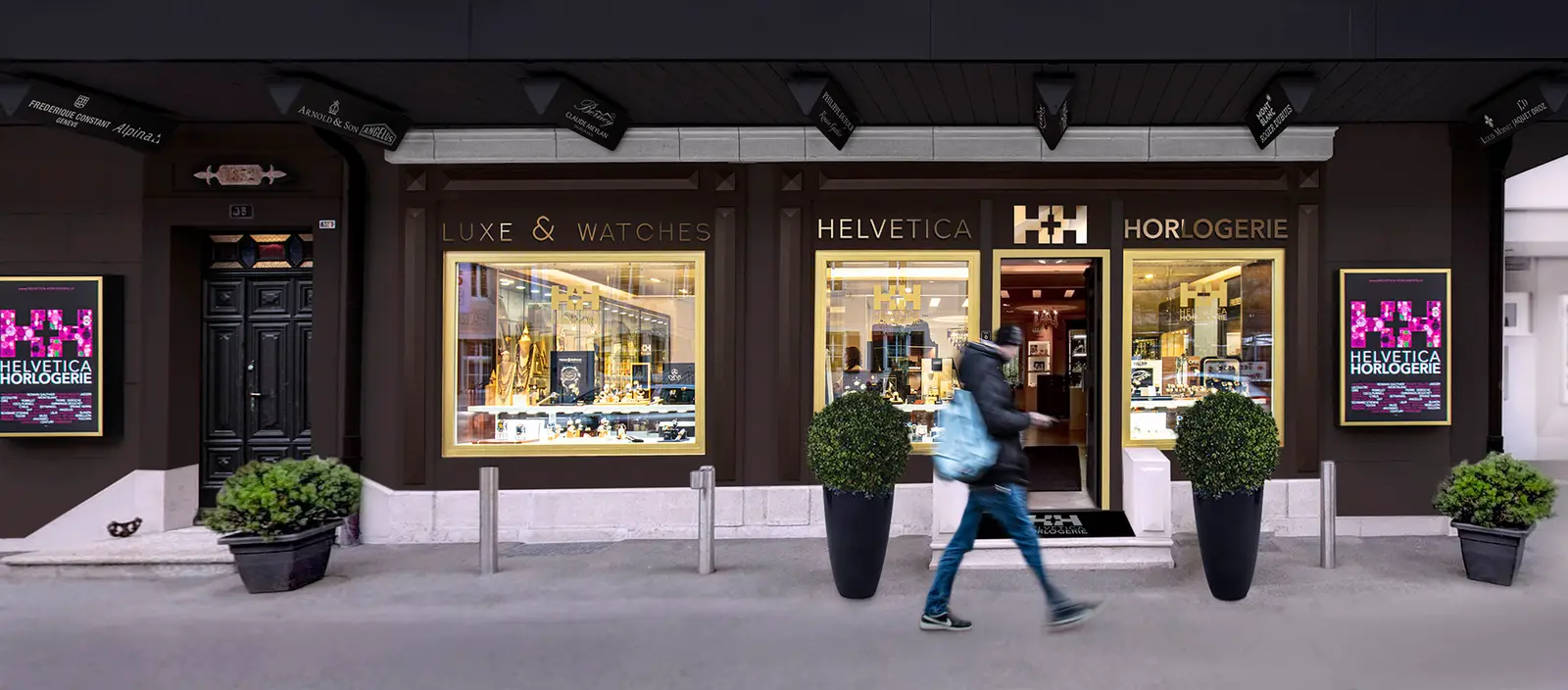 La façade d’Helvetica Horlogerie, Grand-Rue 38 au Sentier : enseigne HH, vitrines éclairées