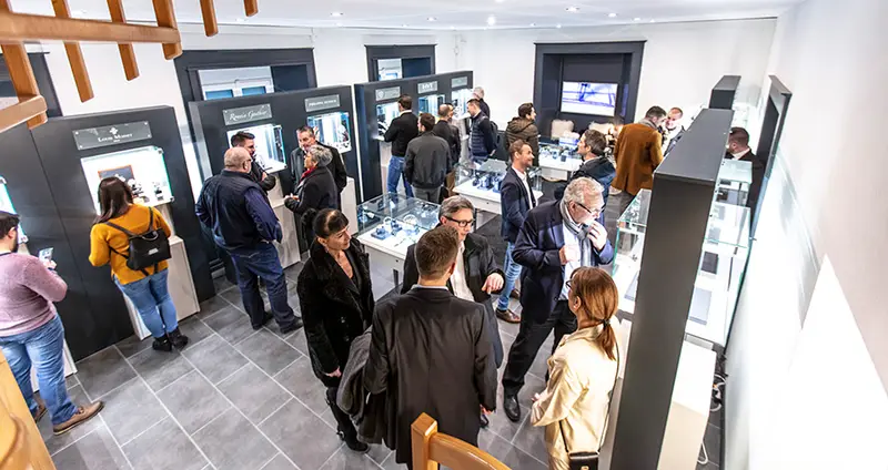 Une foule dans la boutique lors d’une inauguration
