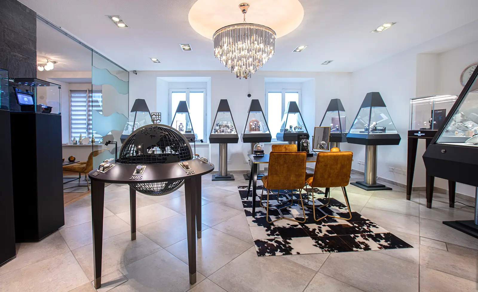 La boutique du Sentier : vitrines en pyramide sous un lustre de cristal, chaises de velours moutarde