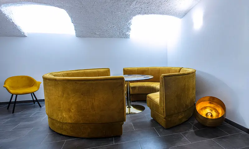 Le salon de velours moutarde de la boutique