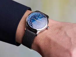 Frédérique Constant — Classic Worldtimer manufacture, vue 3