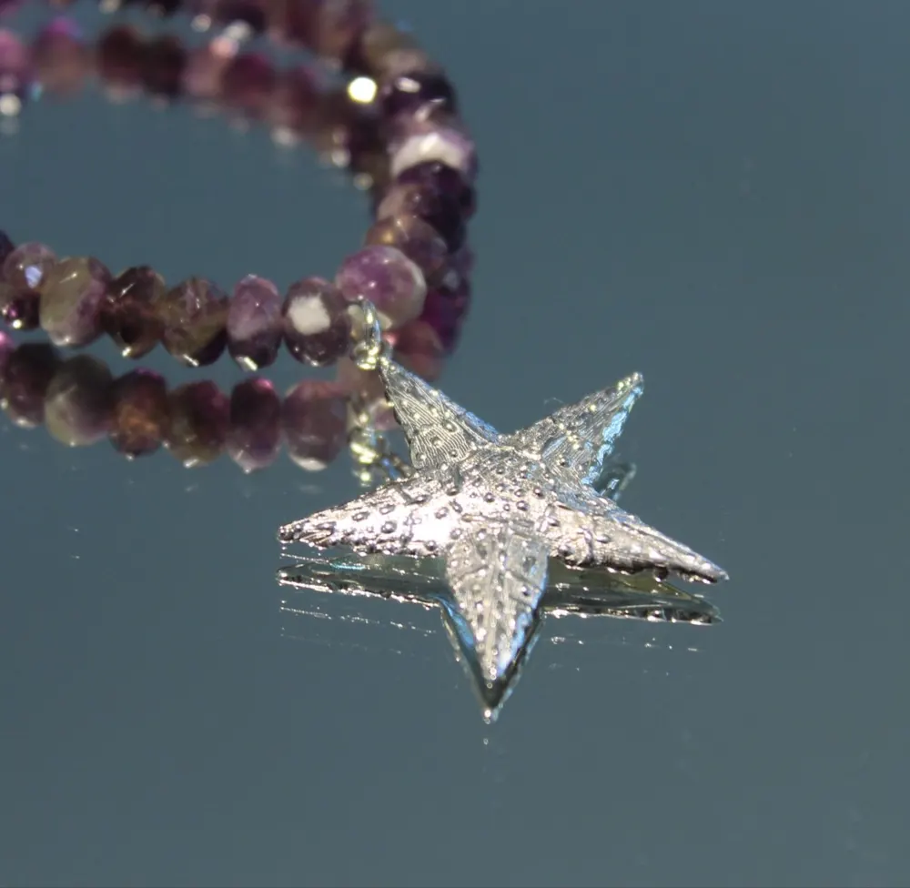 Rita&Zia — Bracelet petit modèle avec pierres améthyste et symbole d’étoile, vue 2