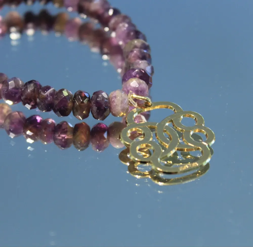 Rita&Zia — Bracelet petit modèle avec pierres améthyste et symbole de sérénité, vue 4
