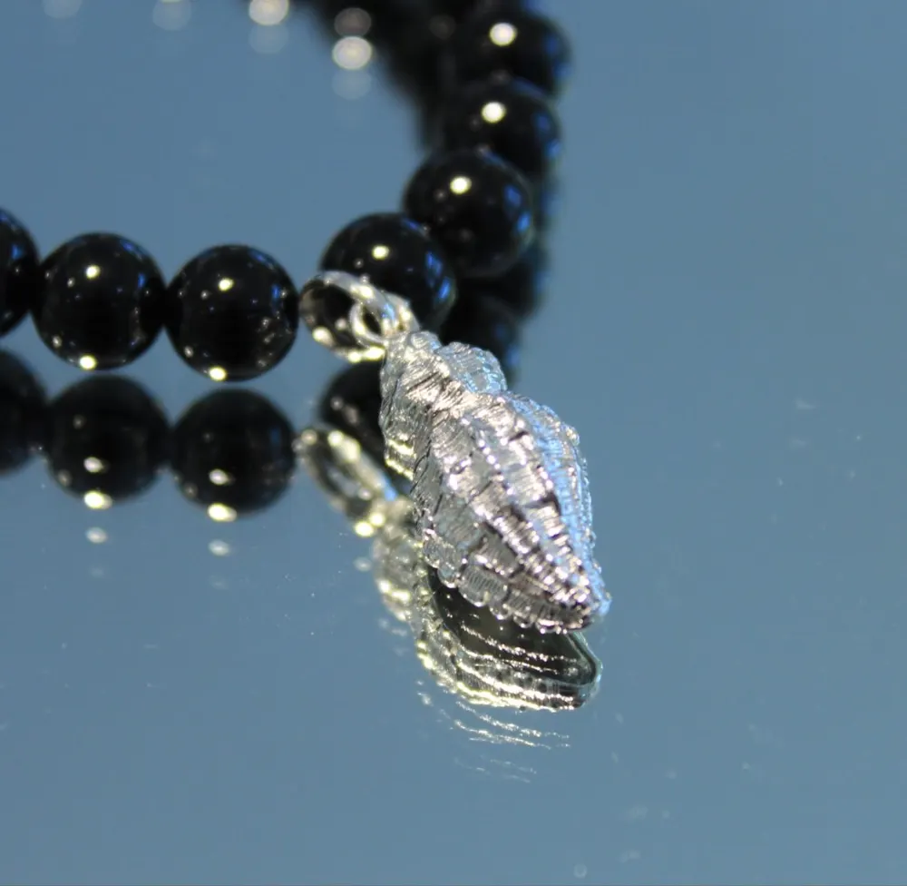 Rita&Zia — Bracelet grand modèle avec pierres d’onyx et symbole de coquillage, vue 2