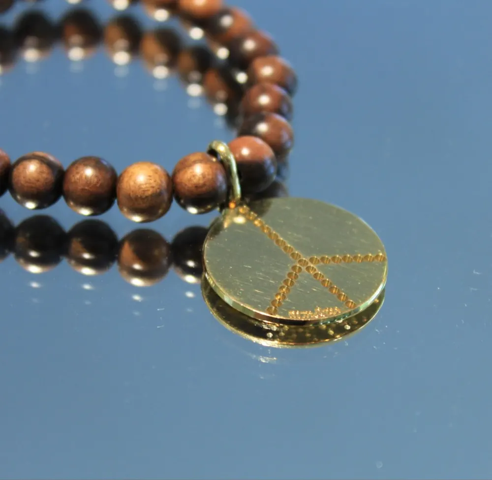 Rita&Zia — Bracelet petit modèle avec des perles de bois et symbole de la paix, vue 2