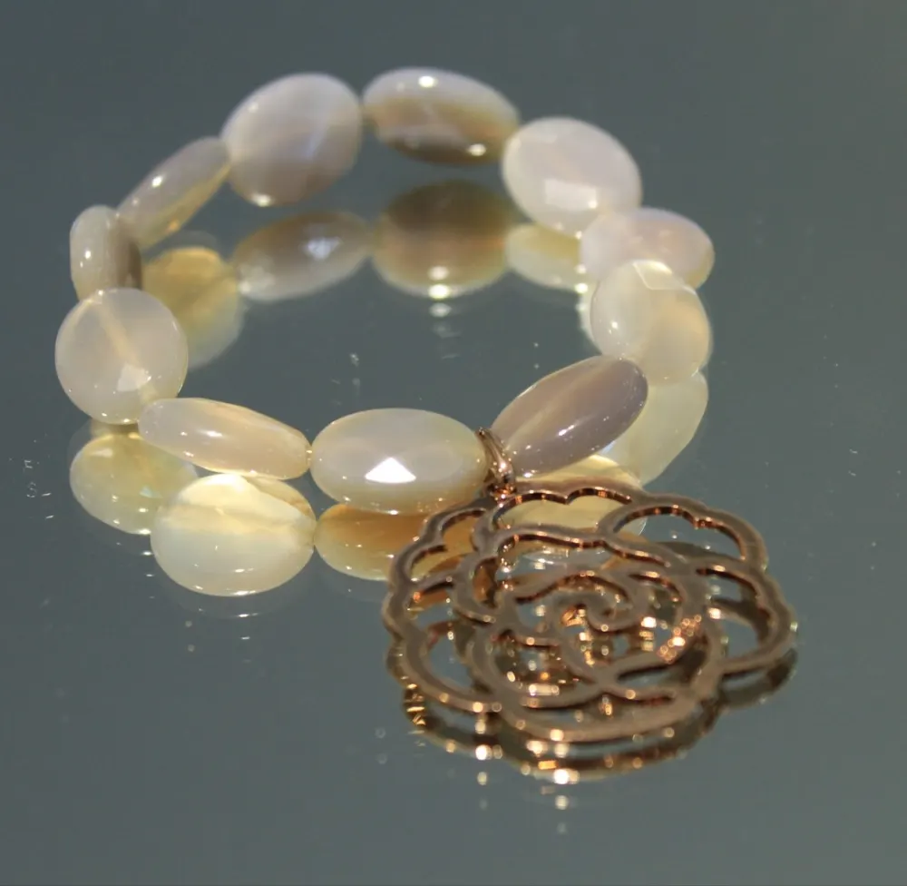 Rita&Zia — Bracelet grand modèle avec pierres d’Agate grise et symbole de camélia