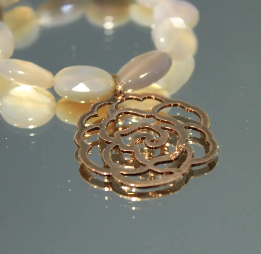Rita&Zia — Bracelet grand modèle avec pierres d’Agate grise et symbole de camélia, vue 2