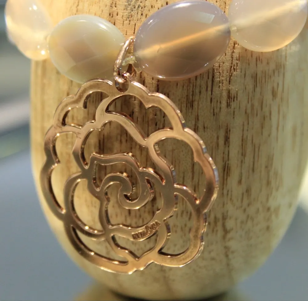 Rita&Zia — Bracelet grand modèle avec pierres d’Agate grise et symbole de camélia, vue 3