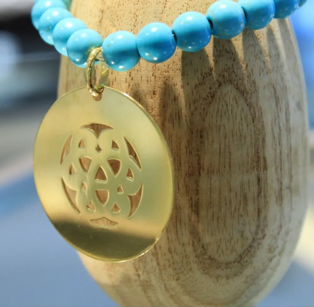 Rita&Zia — Bracelet grand modèle avec pierres de howlite turquoise et symbole de sérénité, vue 3