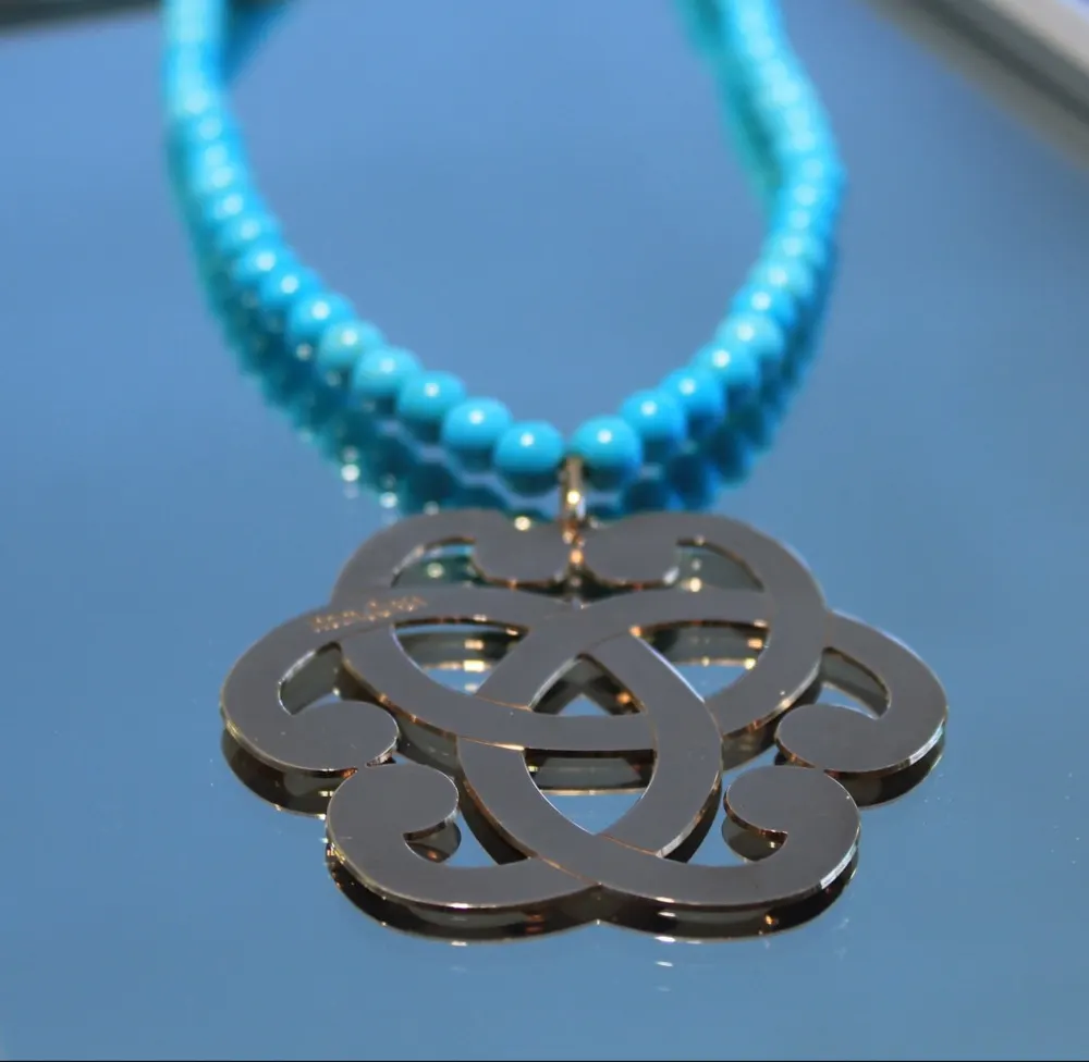Rita&Zia — Sautoir XXL avec pierres de howlite turquoise et symbole de sérénité