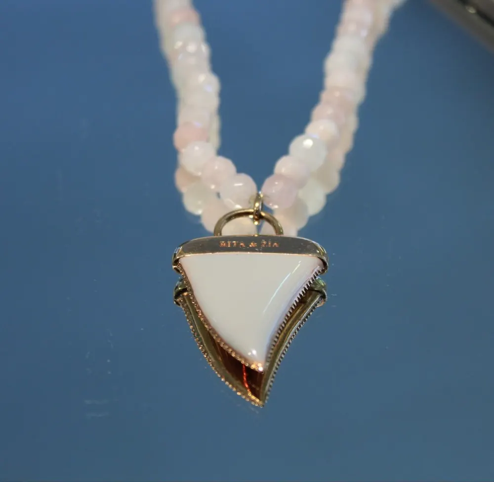 Rita&Zia — Collier grand modèle avec pierres de quartz rose et symbole de dent de requin