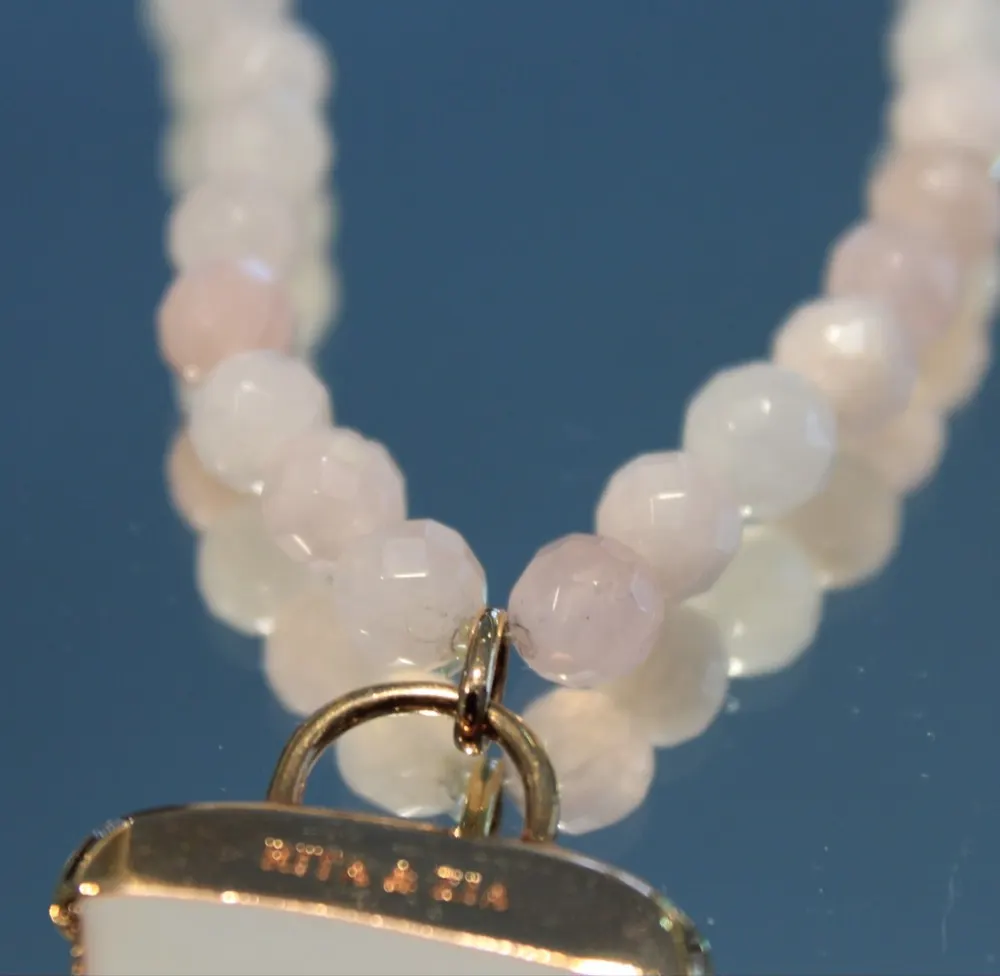 Rita&Zia — Collier grand modèle avec pierres de quartz rose et symbole de dent de requin, vue 2
