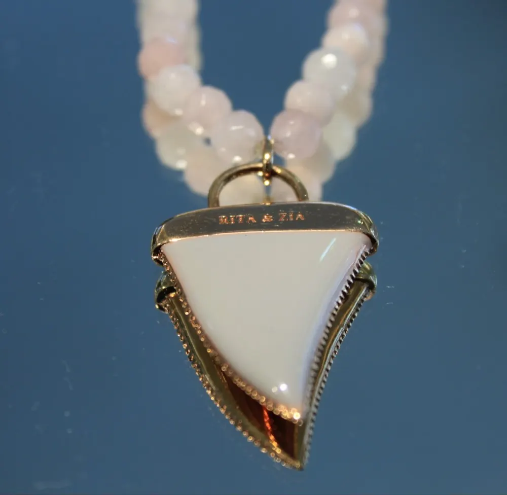 Rita&Zia — Collier grand modèle avec pierres de quartz rose et symbole de dent de requin, vue 3