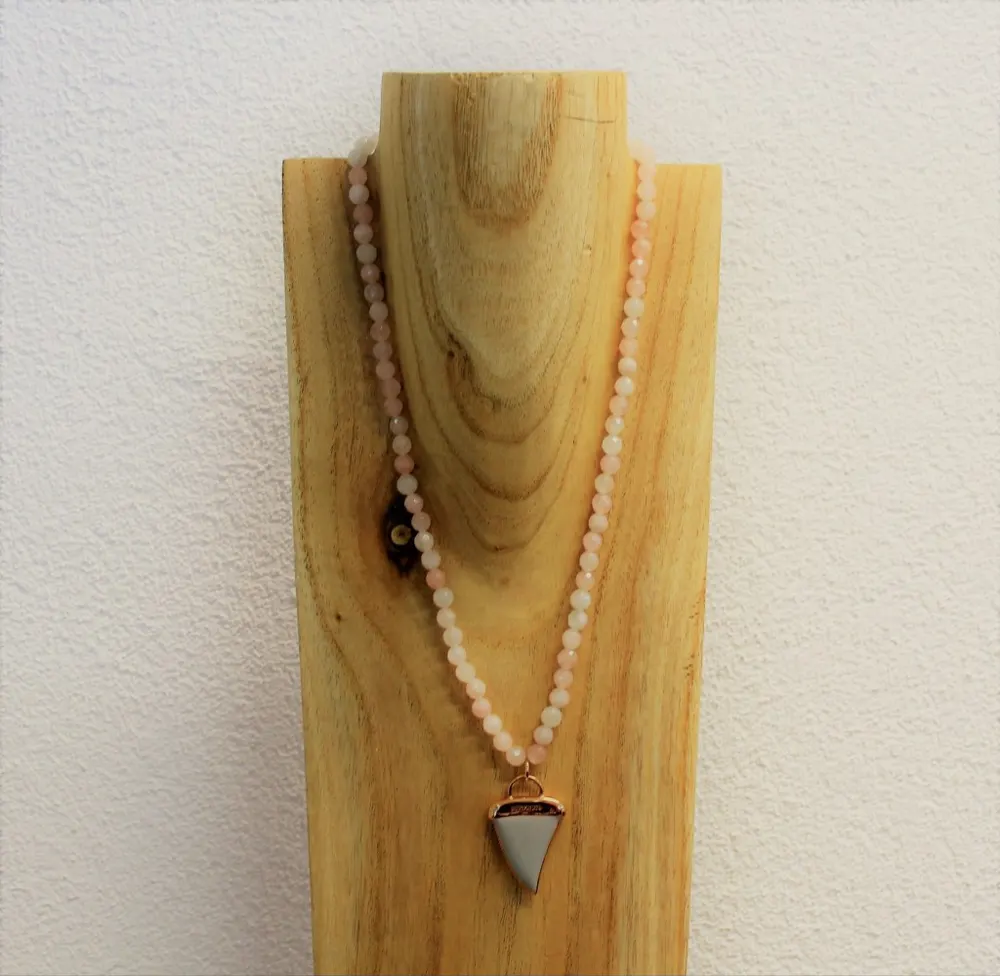 Rita&Zia — Collier grand modèle avec pierres de quartz rose et symbole de dent de requin, vue 4