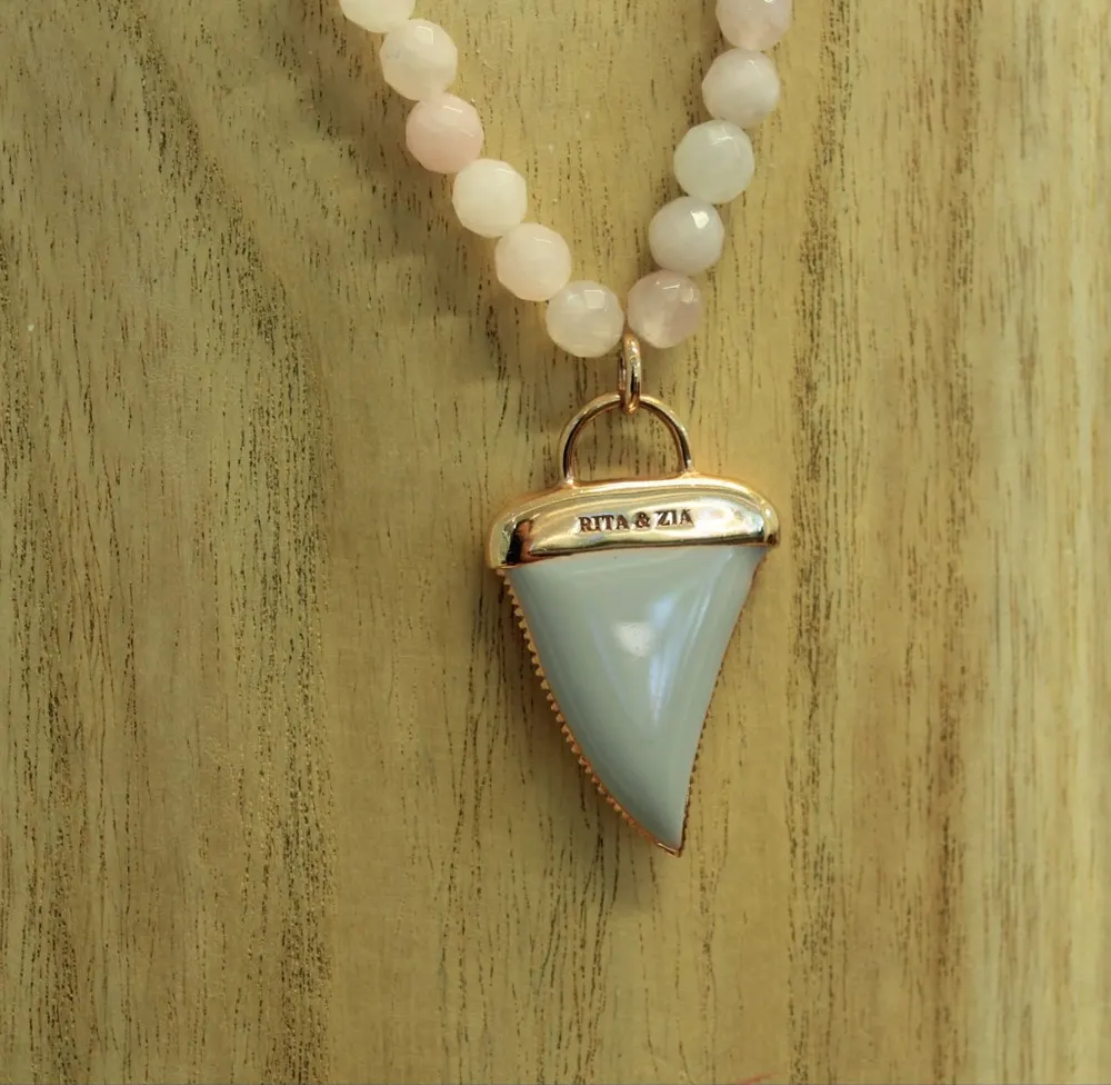 Rita&Zia — Collier grand modèle avec pierres de quartz rose et symbole de dent de requin, vue 5