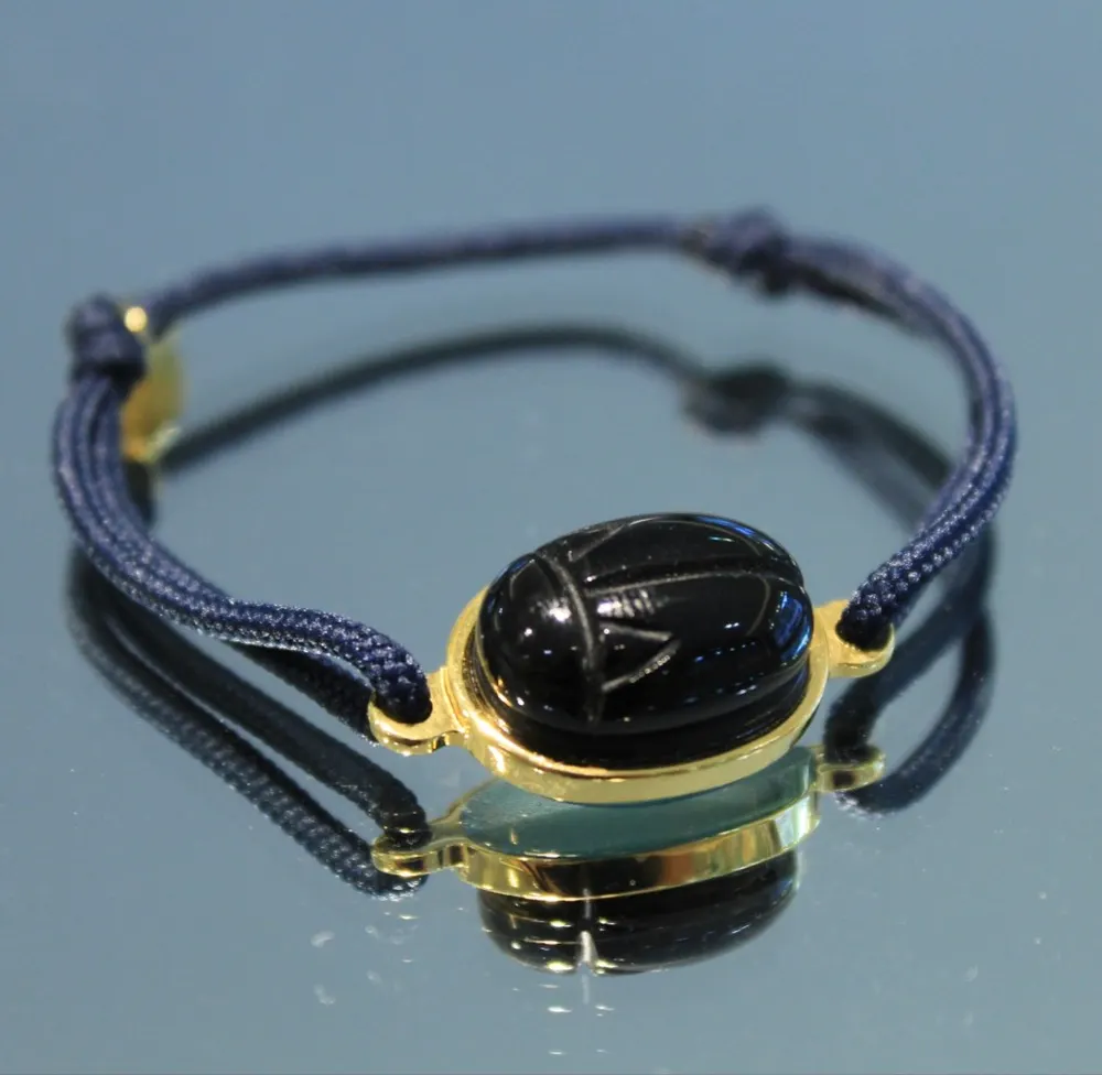 Rita&Zia — Bracelet petit modèle scarabée avec pierre d’onyx sur cordon bleu foncé