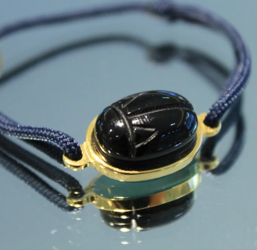 Rita&Zia — Bracelet petit modèle scarabée avec pierre d’onyx sur cordon bleu foncé, vue 2