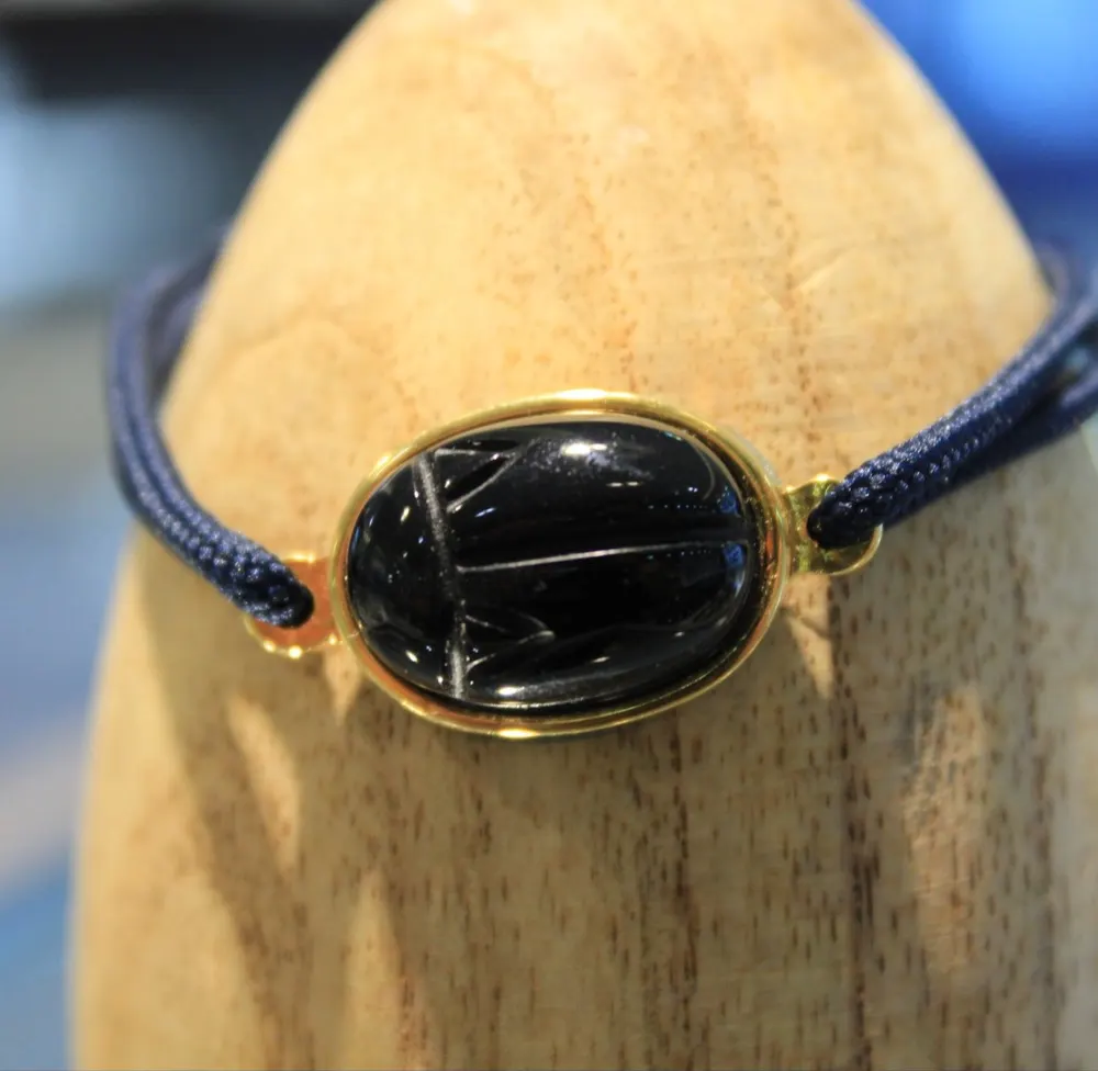Rita&Zia — Bracelet petit modèle scarabée avec pierre d’onyx sur cordon bleu foncé, vue 3