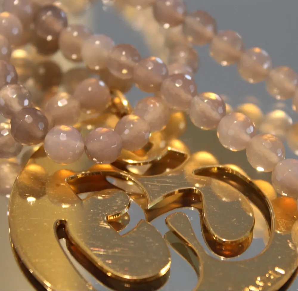 Rita&Zia — sautoir XXL avec pierres d’Agate grise et symbole d’OM, vue 3