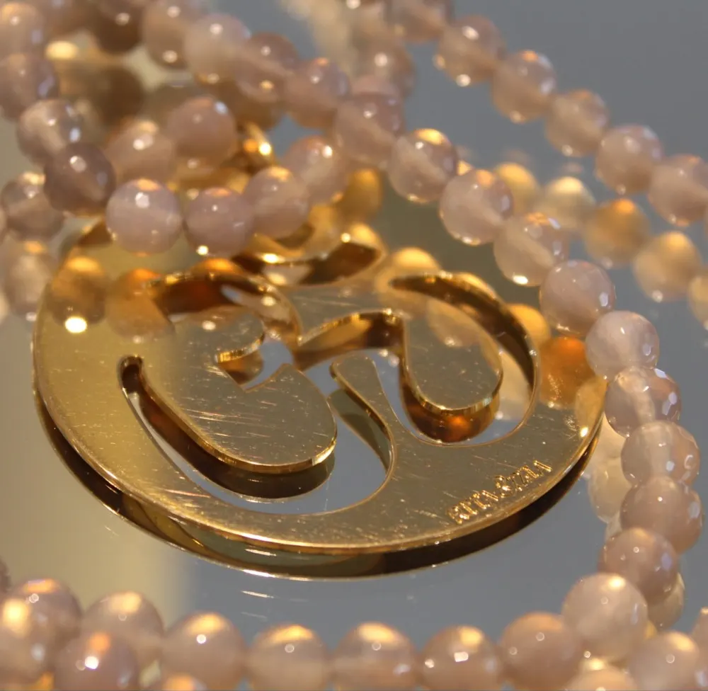 Rita&Zia — sautoir XXL avec pierres d’Agate grise et symbole d’OM, vue 4