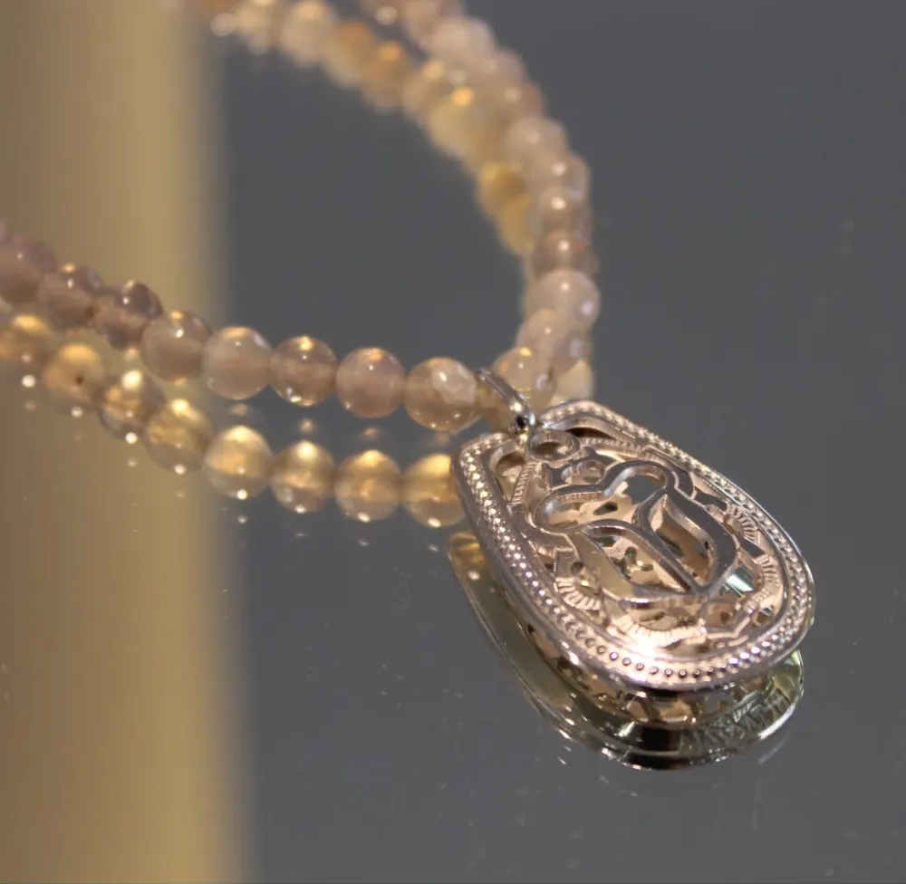 Rita&Zia — collier avec pierres d’Agate grise et pendentif Amulette Rita rock avec scarabée ajouré