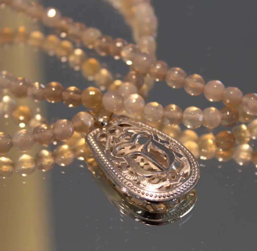 Rita&Zia — collier avec pierres d’Agate grise et pendentif Amulette Rita rock avec scarabée ajouré, vue 2