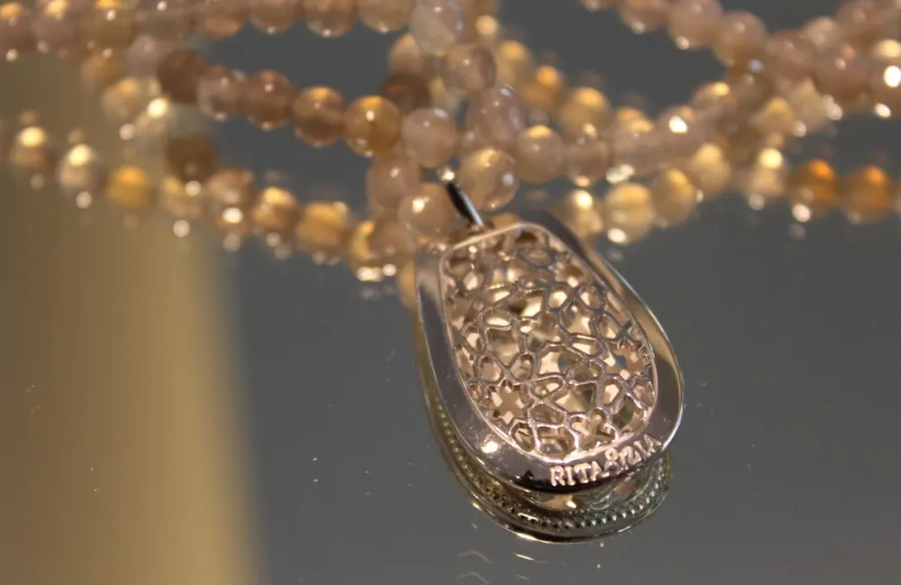 Rita&Zia — collier avec pierres d’Agate grise et pendentif Amulette Rita rock avec scarabée ajouré, vue 3