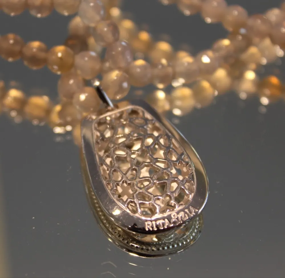 Rita&Zia — collier avec pierres d’Agate grise et pendentif Amulette Rita rock avec scarabée ajouré, vue 4
