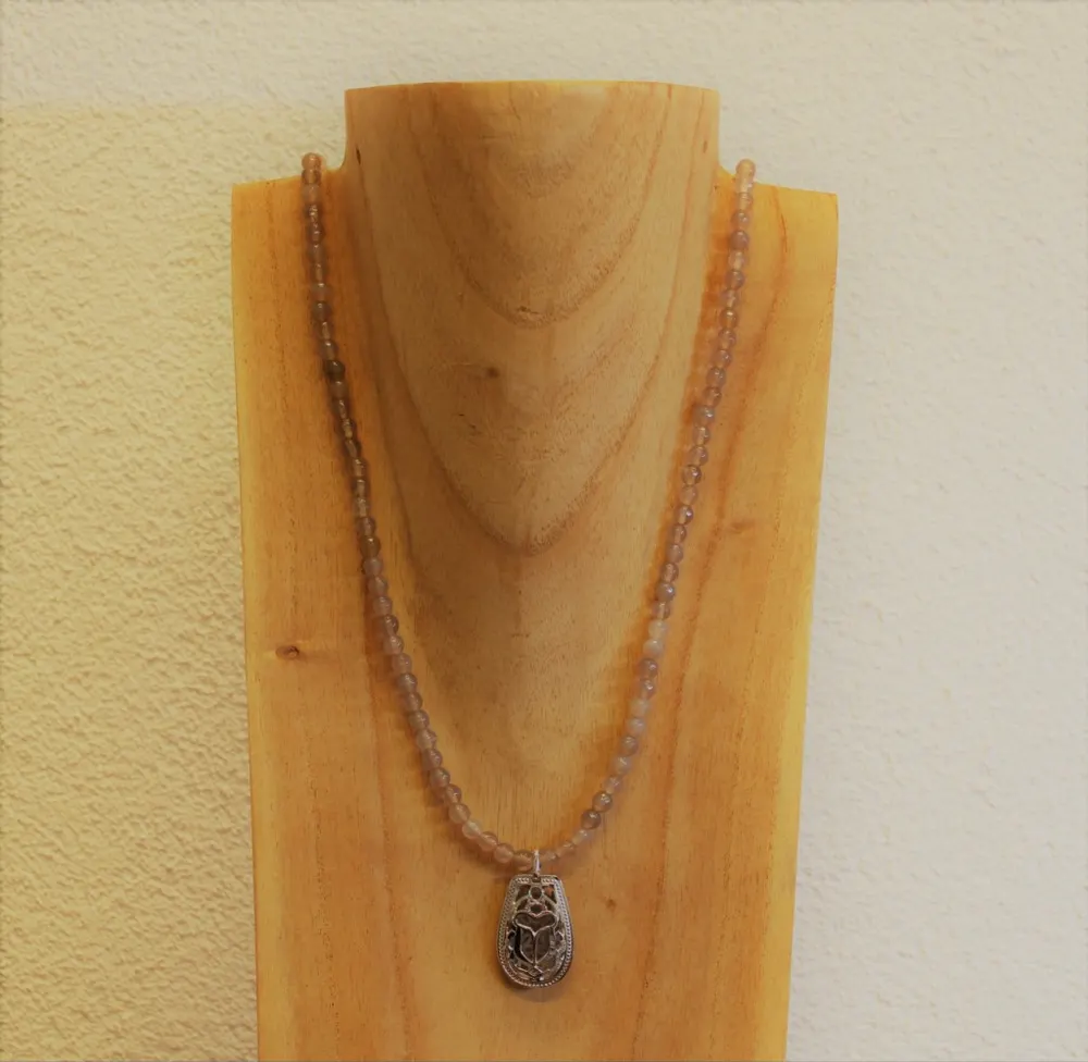Rita&Zia — collier avec pierres d’Agate grise et pendentif Amulette Rita rock avec scarabée ajouré, vue 5