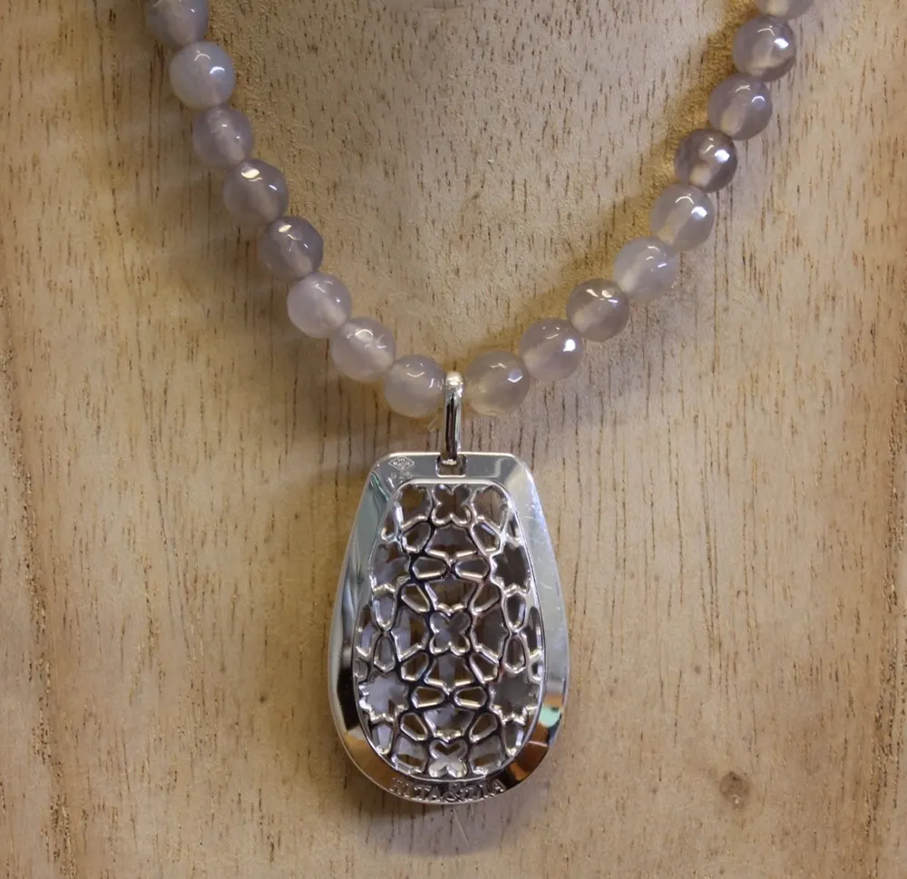 Rita&Zia — collier avec pierres d’Agate grise et pendentif Amulette Rita rock avec scarabée ajouré, vue 6