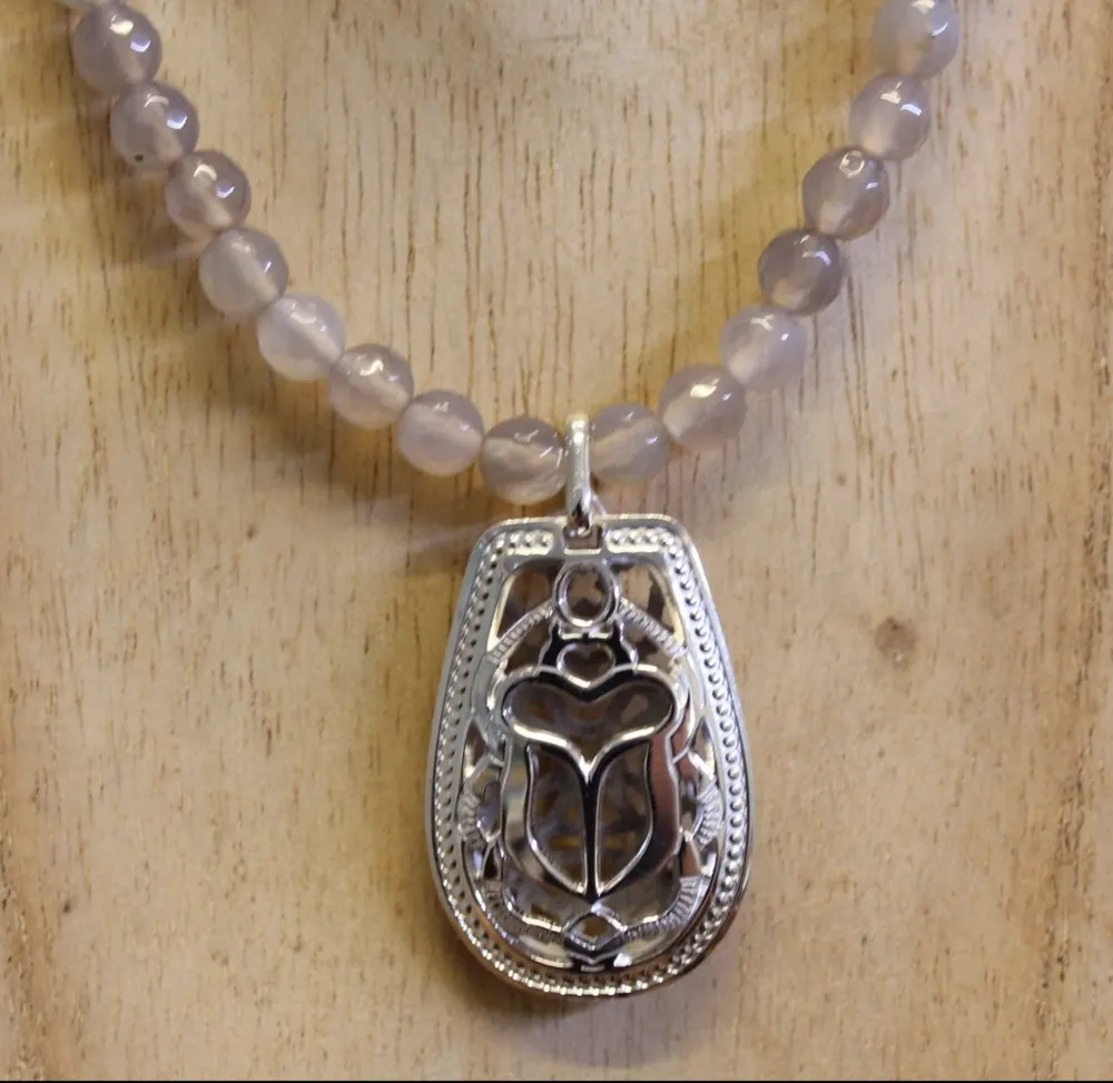 Rita&Zia — collier avec pierres d’Agate grise et pendentif Amulette Rita rock avec scarabée ajouré, vue 7