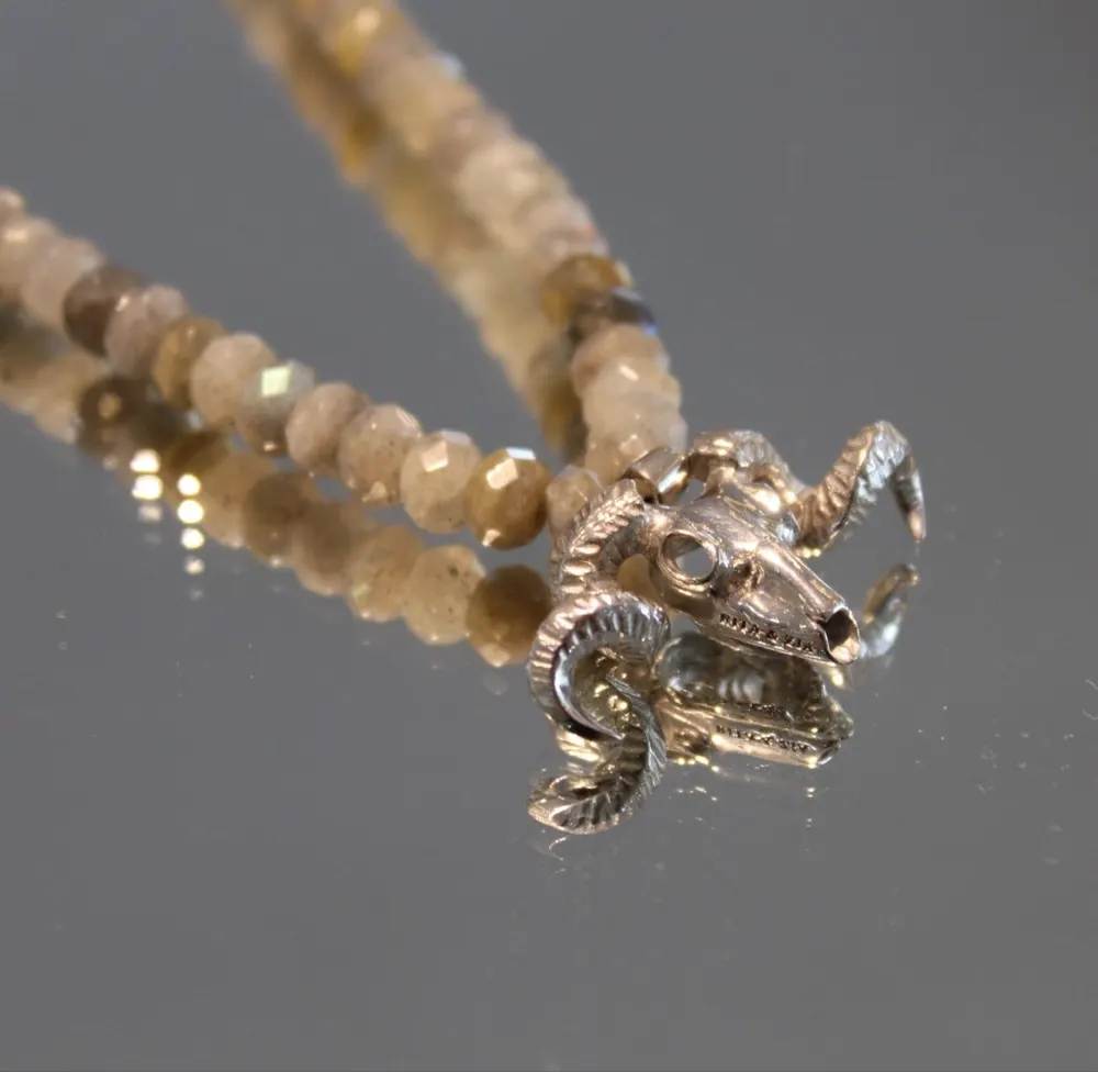Rita&Zia — Collier avec pierres de labradorite et symbole de tête de buffle
