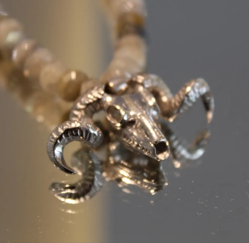 Rita&Zia — Collier avec pierres de labradorite et symbole de tête de buffle, vue 2