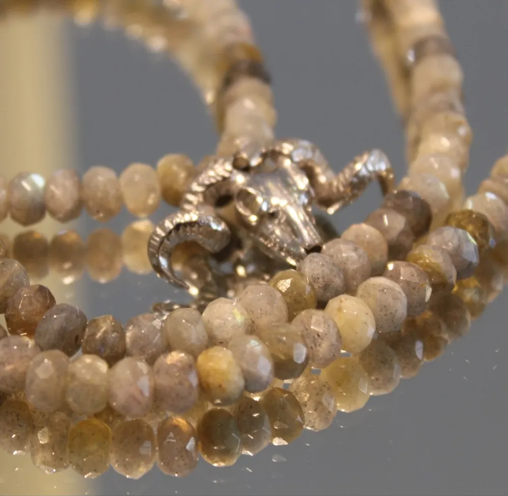 Rita&Zia — Collier avec pierres de labradorite et symbole de tête de buffle, vue 3