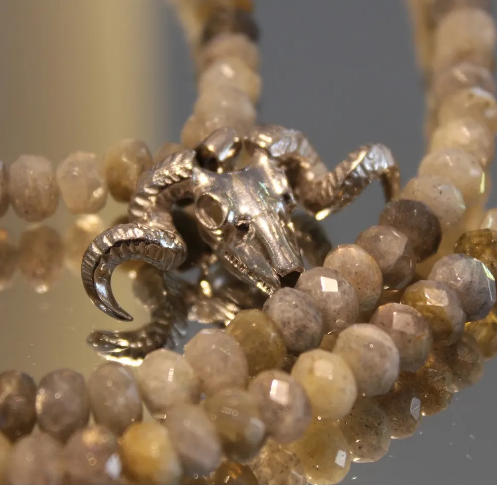 Rita&Zia — Collier avec pierres de labradorite et symbole de tête de buffle, vue 4