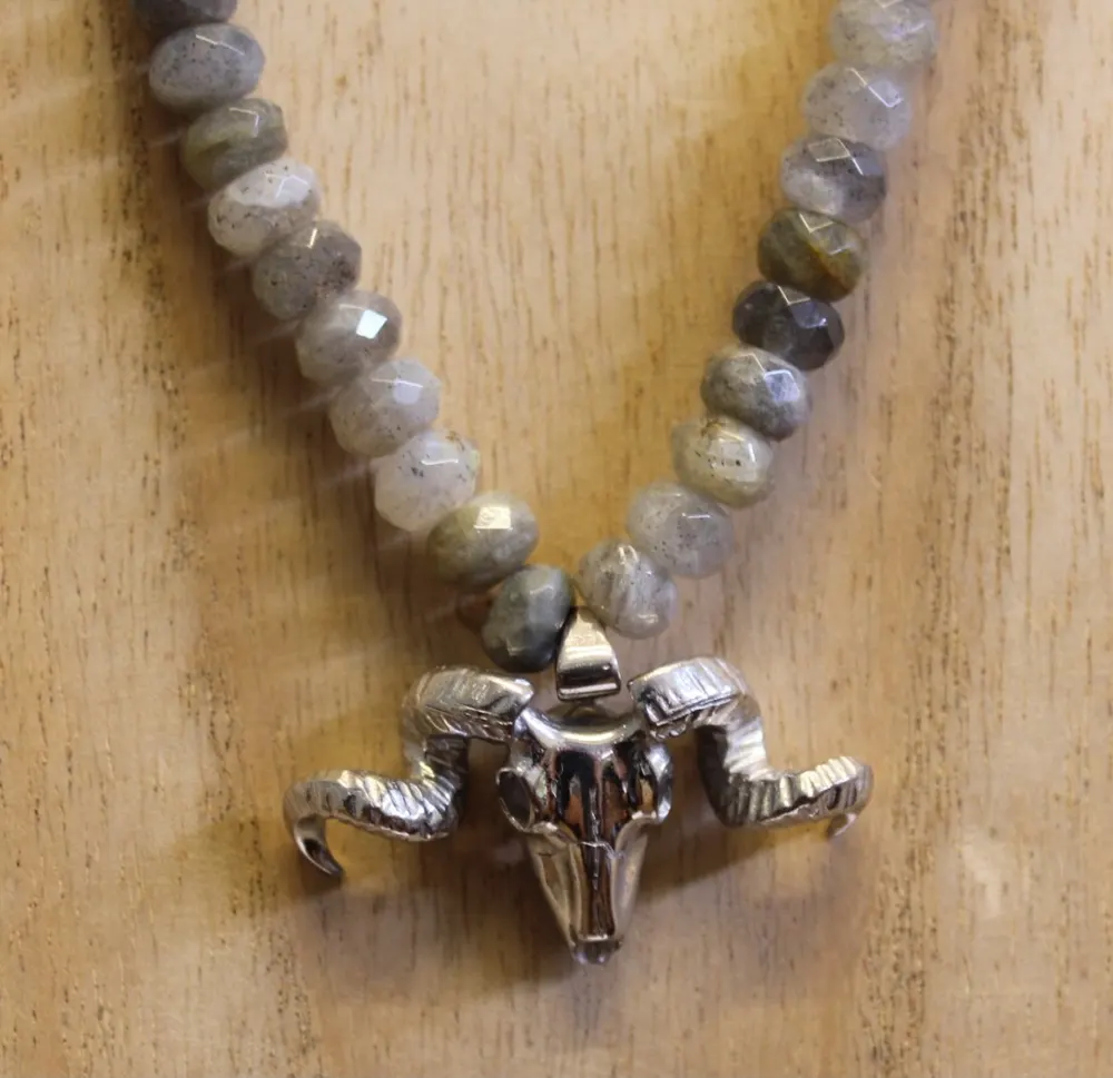 Rita&Zia — Collier avec pierres de labradorite et symbole de tête de buffle, vue 5