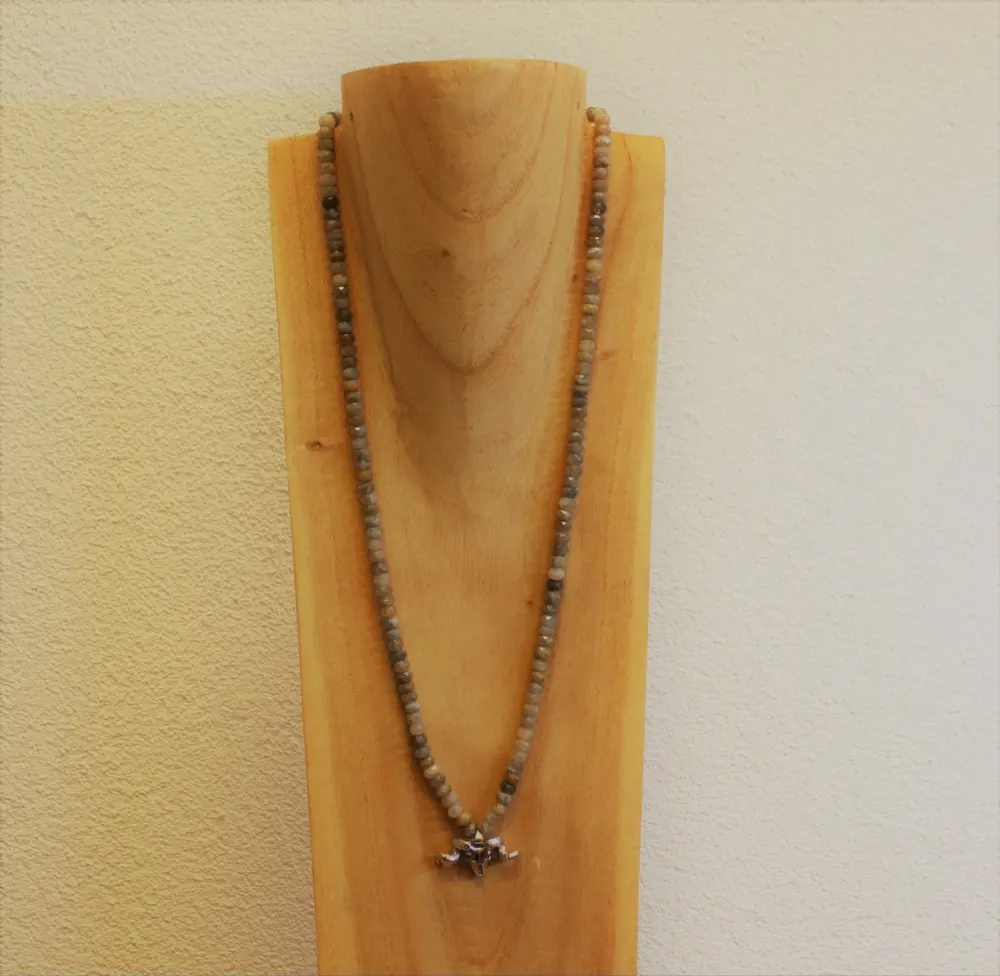 Rita&Zia — Collier avec pierres de labradorite et symbole de tête de buffle, vue 6