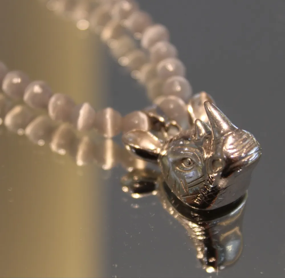 Rita&Zia — Collier avec pierres d’agate et symbole de tête de Rhinocéros, vue 2