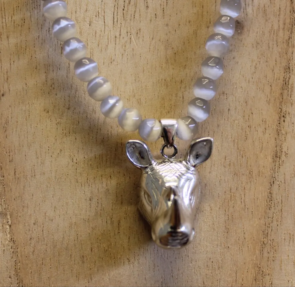 Rita&Zia — Collier avec pierres d’agate et symbole de tête de Rhinocéros, vue 7