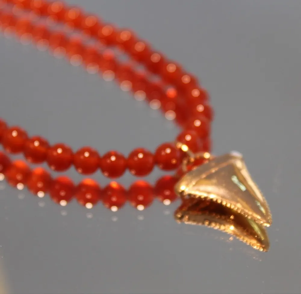 Rita&Zia — Collier avec pierres d’Agate rouge et symbole de dent de requin