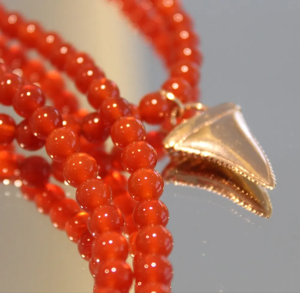 Rita&Zia — Collier avec pierres d’Agate rouge et symbole de dent de requin, vue 2
