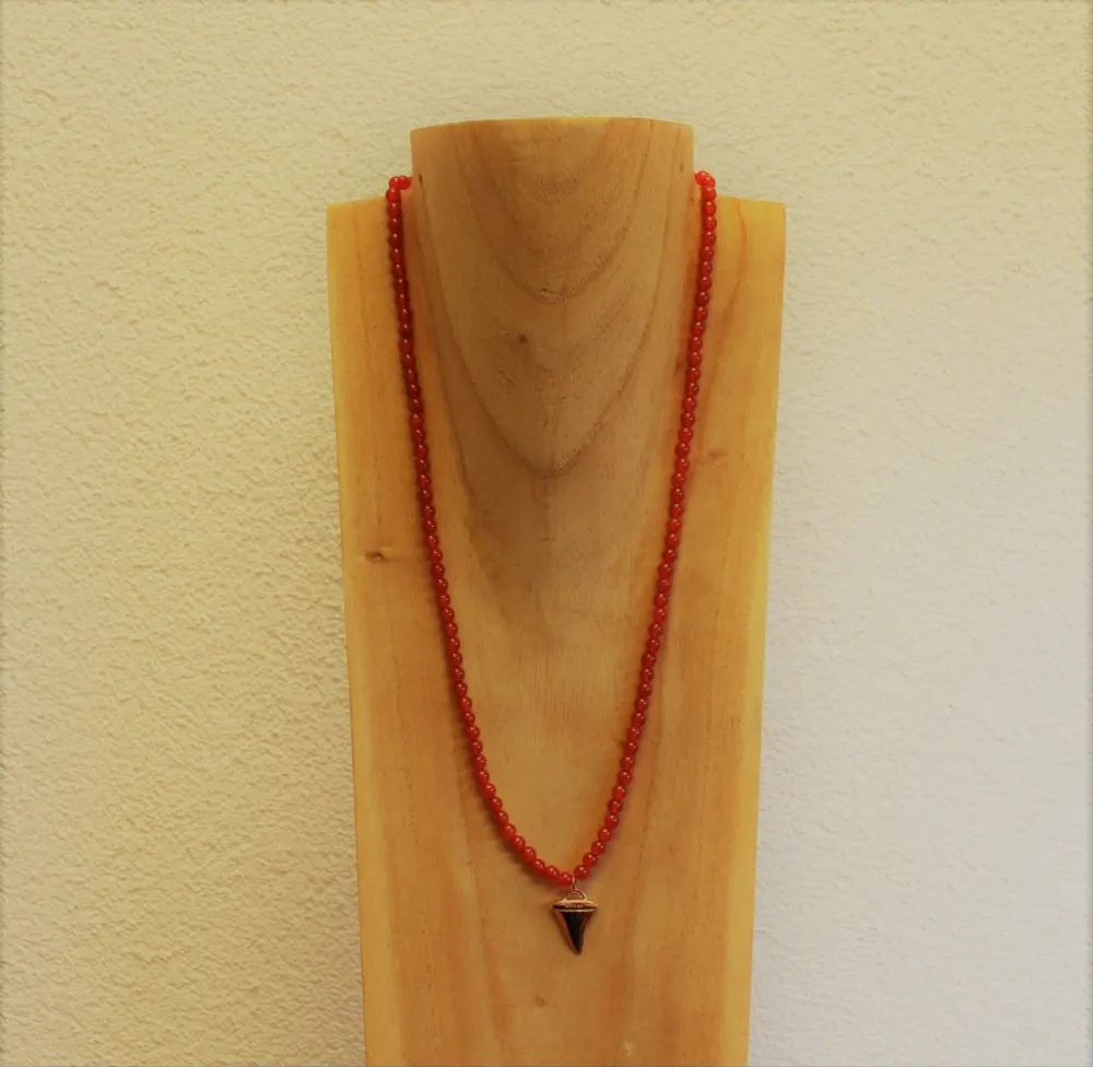 Rita&Zia — Collier avec pierres d’Agate rouge et symbole de dent de requin, vue 3