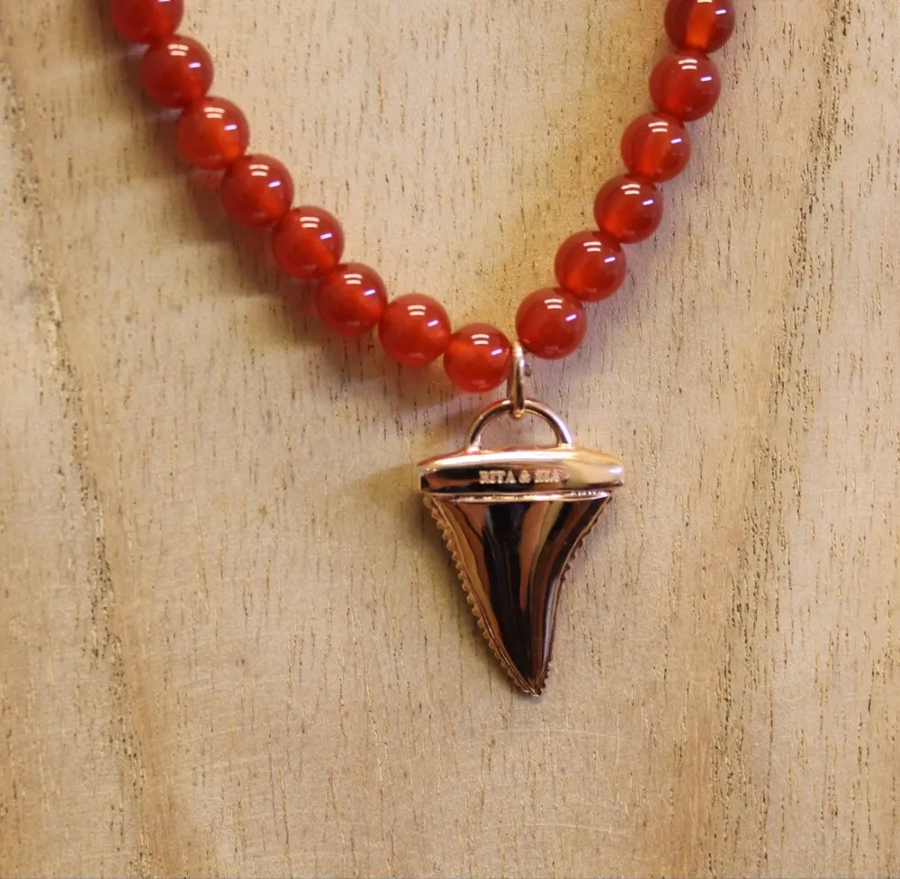 Rita&Zia — Collier avec pierres d’Agate rouge et symbole de dent de requin, vue 4