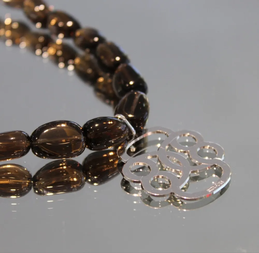 Rita&Zia — Collier avec pierres de quartz fumé et symbole de l’infini