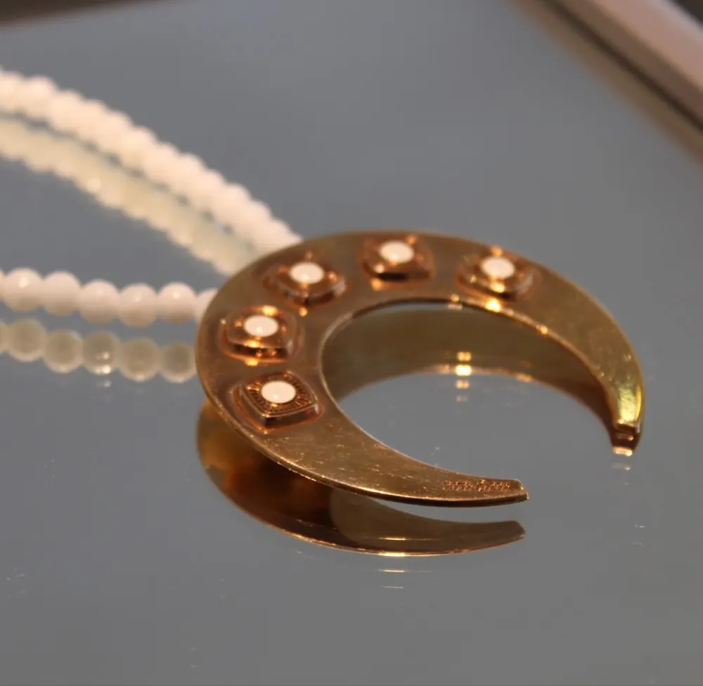 Rita&Zia — Sautoir XXL avec pierres d’agate blanche et symbole de lune
