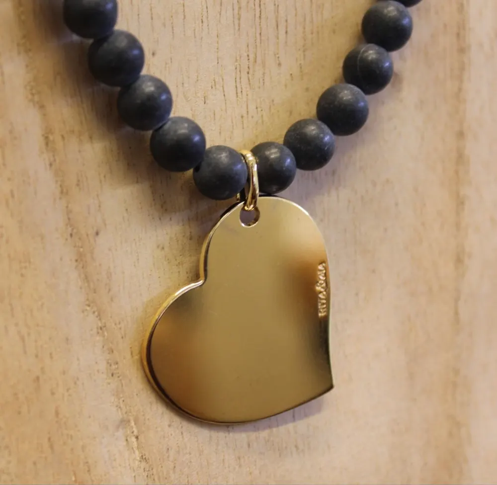 Rita&Zia — collier avec pierre d’agate noir mate et pendentif cœur doré, vue 2