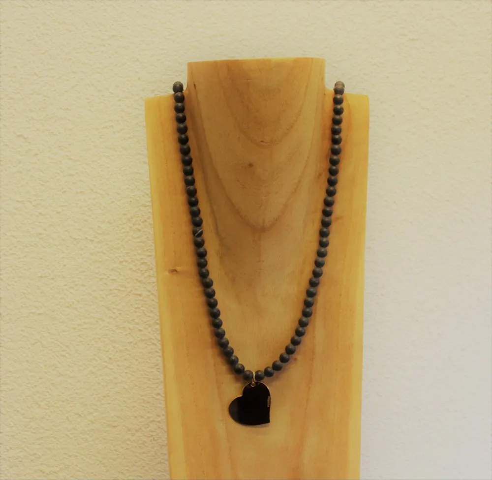 Rita&Zia — collier avec pierre d’agate noir mate et pendentif cœur doré, vue 3