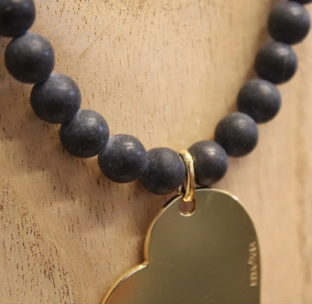 Rita&Zia — collier avec pierre d’agate noir mate et pendentif cœur doré, vue 5