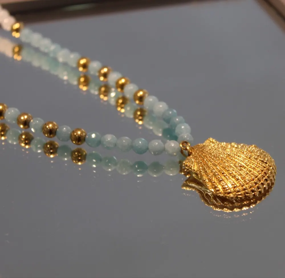 Rita&Zia — Sautoir avec pierre Madrague quartz avec un pendentif coquillage doré